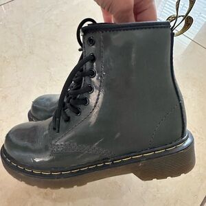 1/10
JUNIOR 1460 PATENT LEATHER LACE UP BOOTS GRAY